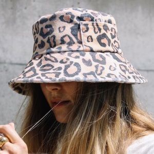 Lack of color leopard bucket hat